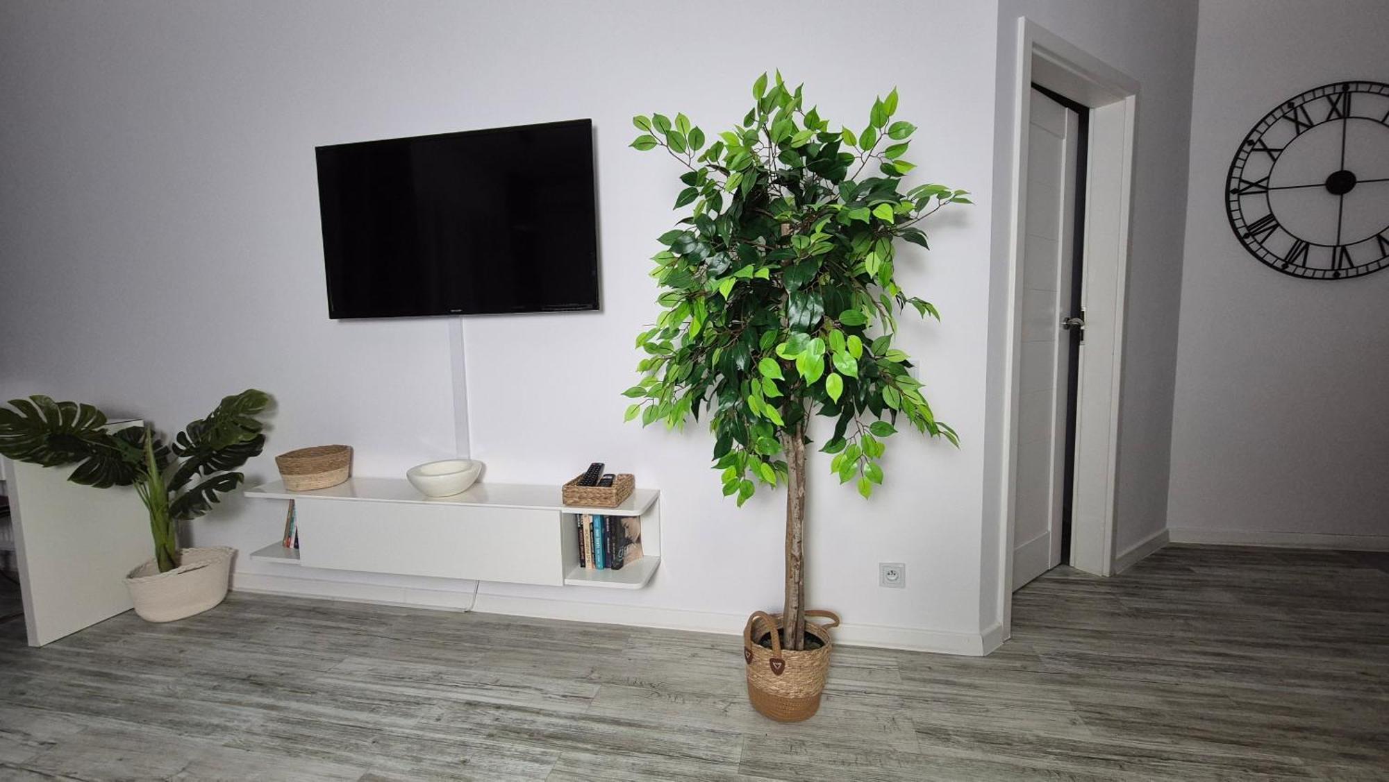 Garbary 100 White Apartment, Parking, Self Check-in 24h, Air-conditioning *