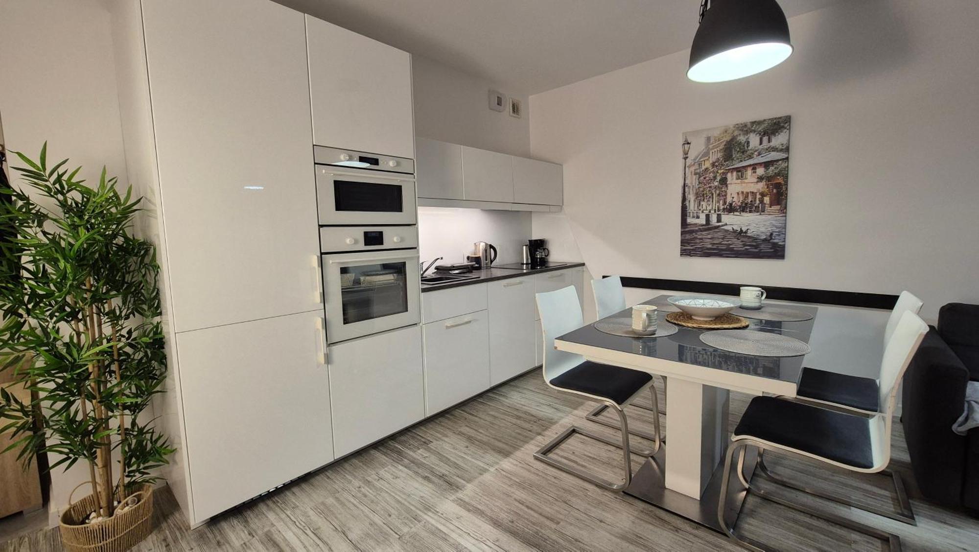 Garbary 100 White Apartment, Parking, Self Check-in 24h, Air-conditioning *