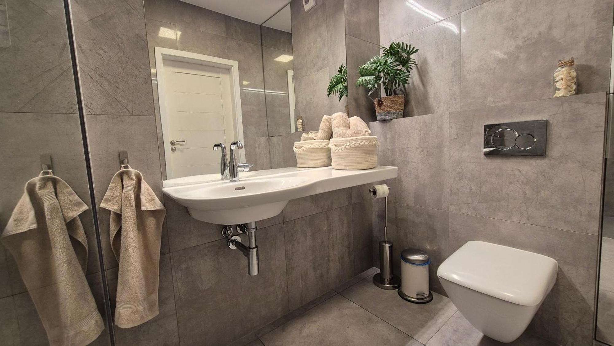 Garbary 100 White Apartment, Parking, Self Check-in 24h, Air-conditioning * Poznan