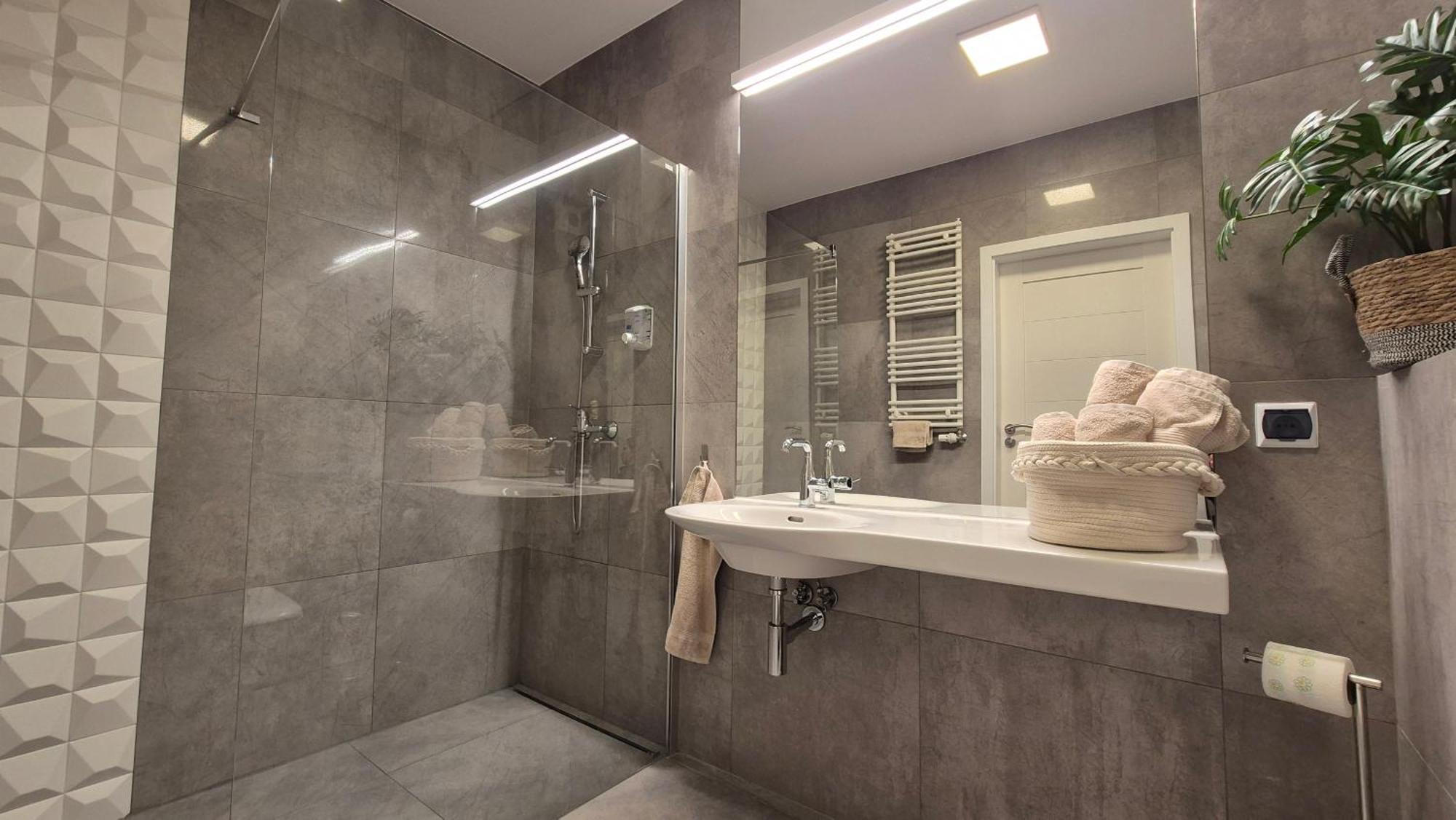 Garbary 100 White Apartment, Parking, Self Check-in 24h, Air-conditioning Leilighet