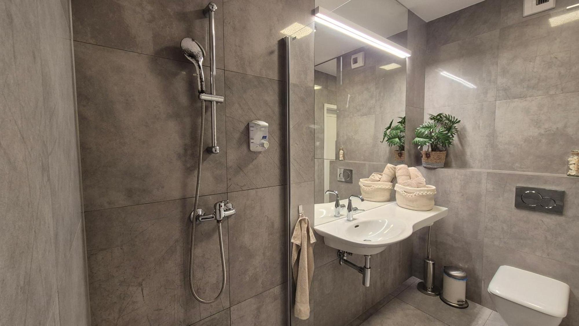 Apartment Garbary 100 White Apartment, Parking, Self Check-in 24h, Air-conditioning *
