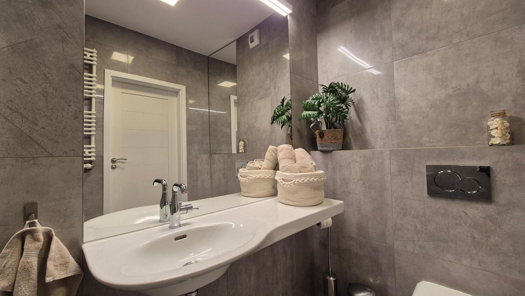 Garbary 100 White Apartment, Parking, Self Check-in 24h, Air-conditioning